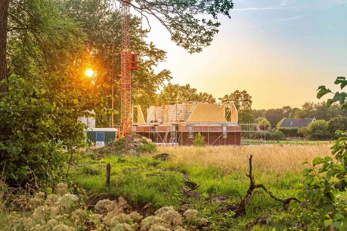 Interesse in een van de 11 nieuwe kavels? Je hebt nog tot morgen 17.00 uur om het lotingsformulier volledig ingevuld en persoonlijk in te leveren bij het kantoor van de notaris! 
Alle formulieren, spelregels en de gegevens van de kavels zijn te vinden op vaneker.nl/te-koop/kavels