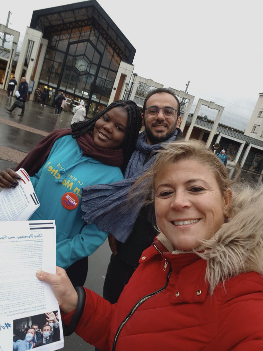 dawevungbo's tweet photo. La majorité présidentielle ce matin à la gare de Poissy pour remettre aux pisciacais  la lettre aux pisciacais après la lettre aux français.
⏬ 
📝 C’est pourquoi je vous invite de tout cœur à lui apporter votre voix les dimanches 10 et 24 avril . 📝

Karl Olive https://t.co/ZCykqz6pNy