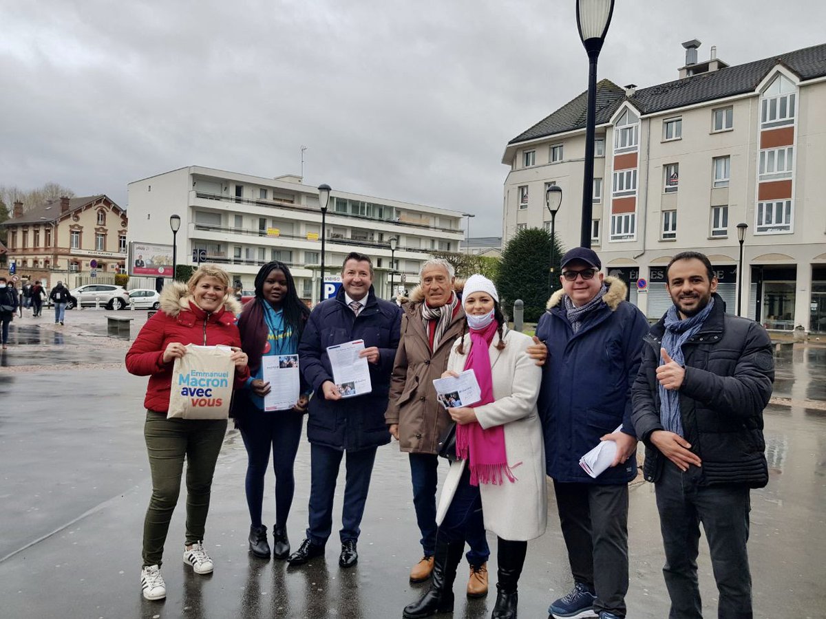 dawevungbo's tweet photo. La majorité présidentielle ce matin à la gare de Poissy pour remettre aux pisciacais  la lettre aux pisciacais après la lettre aux français.
⏬ 
📝 C’est pourquoi je vous invite de tout cœur à lui apporter votre voix les dimanches 10 et 24 avril . 📝

Karl Olive https://t.co/ZCykqz6pNy