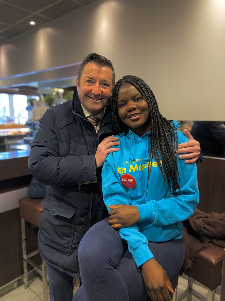 dawevungbo's tweet photo. La majorité présidentielle ce matin à la gare de Poissy pour remettre aux pisciacais  la lettre aux pisciacais après la lettre aux français.
⏬ 
📝 C’est pourquoi je vous invite de tout cœur à lui apporter votre voix les dimanches 10 et 24 avril . 📝

Karl Olive https://t.co/ZCykqz6pNy