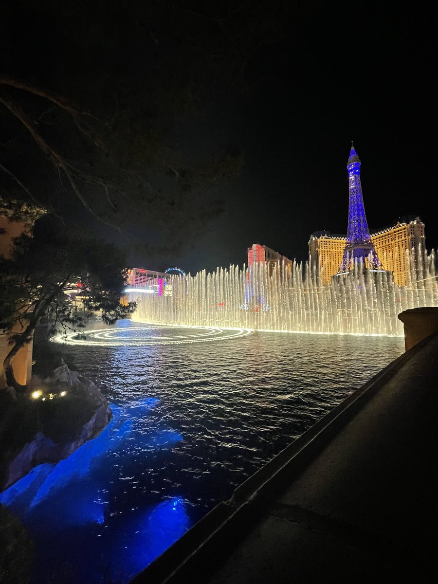 helen_patching's tweet photo. Las Vegas, you were everything and more!! #onlyinvegas #grandcanyon #lifejustkeepsgettingbetter 🚁😊🎰 https://t.co/M703OgRe95