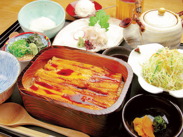 dressing_mag's tweet photo. ＼銀座の人気レストラン7選🍴／
お店が多くて迷う！そんなあなたにオススメなまとめです🧐
https://t.co/qa1V6Ajg63
老舗も有名店も多く、今なお多くの人から愛される銀座エリア。
せっかく銀座で食事をするなら、ぜひ！というお店を編集部で厳選しました！春の銀座散策にお役立てください😋🍴 https://t.co/1v2ri5qPBh