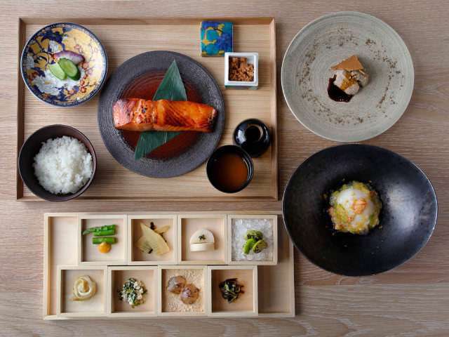 dressing_mag's tweet photo. ＼銀座の人気レストラン7選🍴／
お店が多くて迷う！そんなあなたにオススメなまとめです🧐
https://t.co/qa1V6Ajg63
老舗も有名店も多く、今なお多くの人から愛される銀座エリア。
せっかく銀座で食事をするなら、ぜひ！というお店を編集部で厳選しました！春の銀座散策にお役立てください😋🍴 https://t.co/1v2ri5qPBh