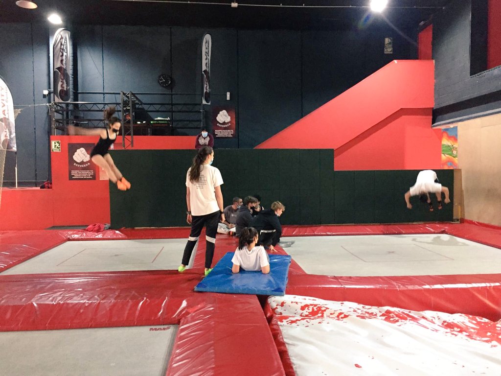 EscuelaIdeo's tweet photo. Durante la #VIISemanaArte, en los #Ciclosformativos #TSEAS y #TECO, optamos por las acrobacias y la #expresividad en el aire. Disfrutamos de una sesión de trabajo en camas elásticas ¡Maravillosa experiencia! #IdeoFP #Formaciónprofesional #Aleis #BLR #Estudiomh10 @FundEscuelaIDEO https://t.co/3wj832EMv6