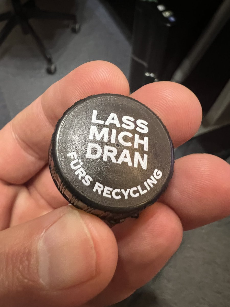 perishedde's tweet photo. @CocaCola_De Habt ihr schon mal versucht aus Euren Flaschen in ein Glas einzuschenken wenn man diesen Deckel dran lässt? 🤣 #FAIL https://t.co/5y5NpgJ9Z5