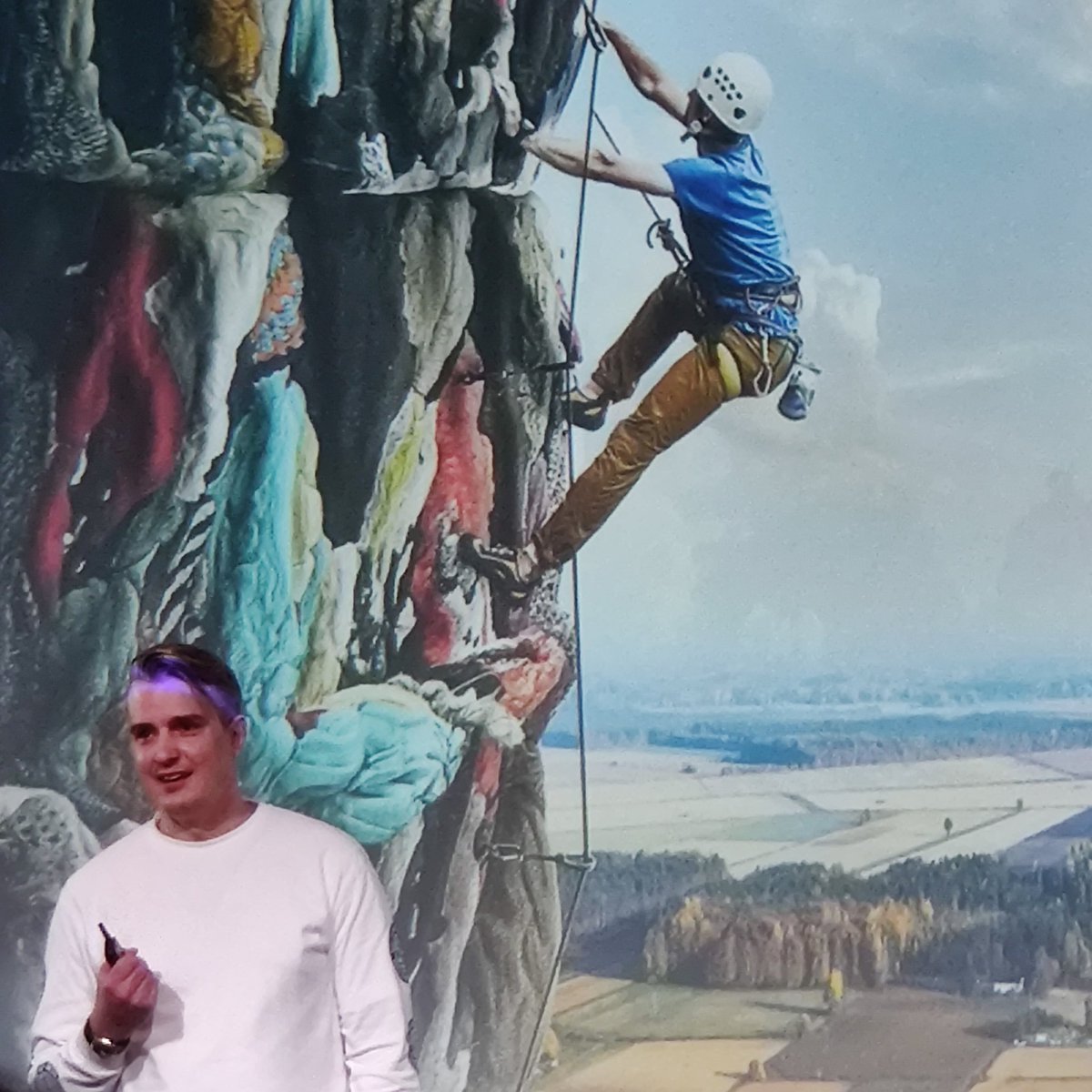 JettaLiukkonen's tweet photo. Mikko Koponen Mannasta puhuu yhteistä asiaa @TekstiiliMuoti Textile &amp; Fashion Forumissa. Osta vähemmän, osta parempaa, pidä kauemmin. @vaatelaastari paikan päällä. https://t.co/1b4zmAArka