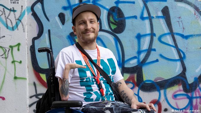 "Behindert" ist kein Synonym für "Scheiße". In Folge 41 des Podcasts #Echtbehindert, geht es um die Abwertung  des Wortes "Behindert", mit Blick auf die deutschsprachige Rap-Szene. Zu Gast, Graf Fidi, der über Behinderung, Vorurteile und Inklusion rappt.bit.ly/3ueCswL