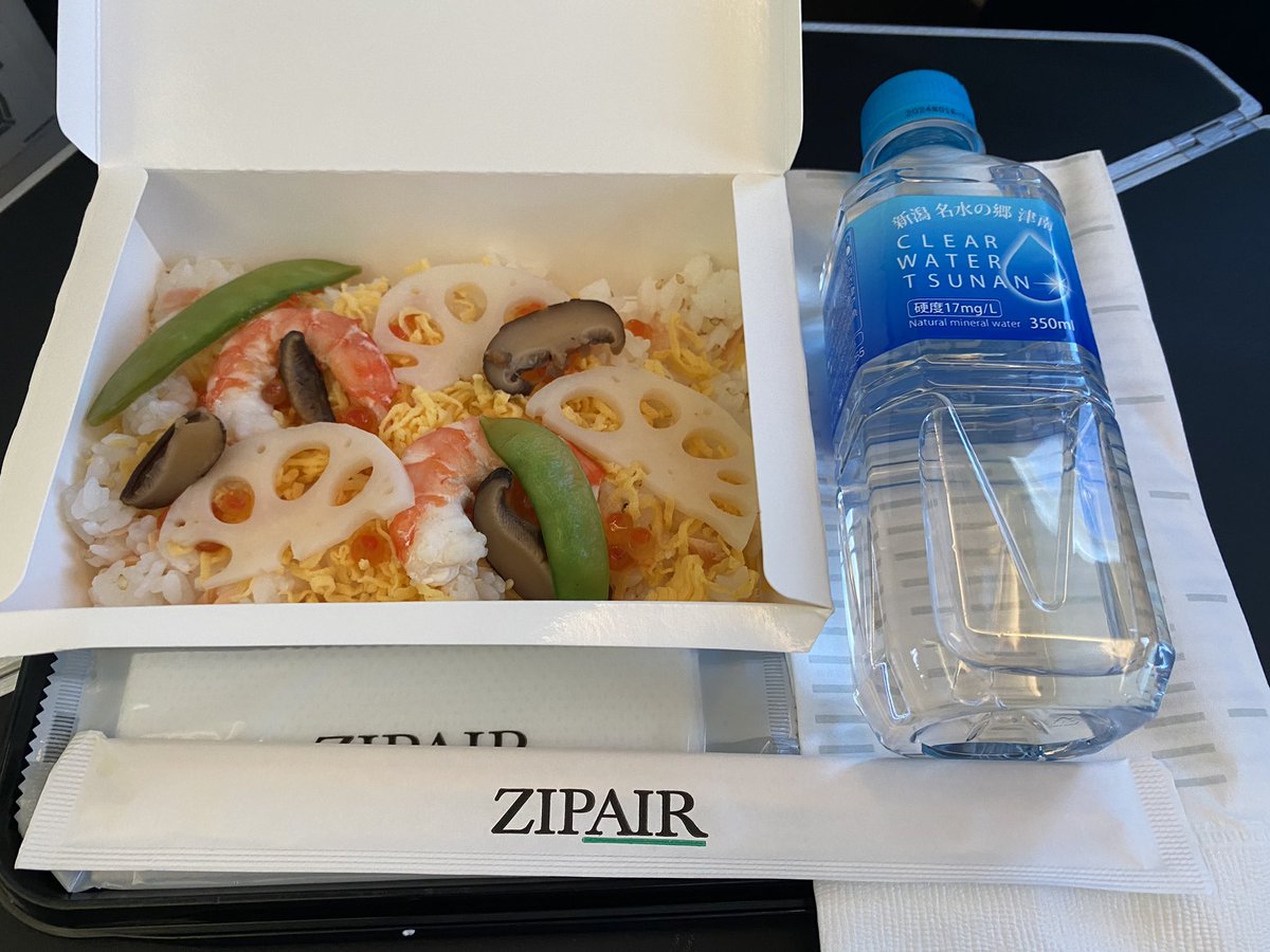 ZIPAIRの成田→ロサンゼルス線。機内食は全て有料でメイン系は全て事前