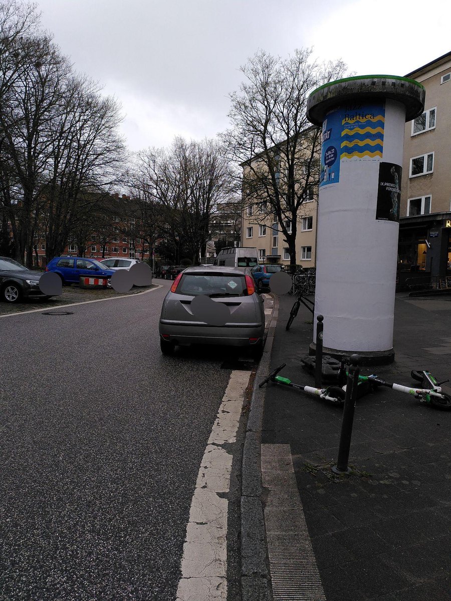 p4721's tweet photo. Hey @stadt_kiel könntet Ihr euch dafür einsetzen, dass die #Fahrradstraße|n in Kiel frei von Falschparkern bleiben? Die KFZ stehen regelmäßig an unübersichtlichen Stellen auf der Fahrbahn.
cc @KRadwege @dregelies @MobilRat_Kiel https://t.co/3NdZS6WnNZ