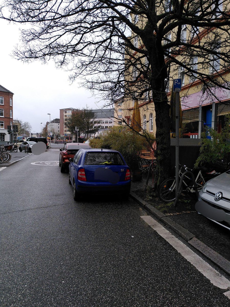 p4721's tweet photo. Hey @stadt_kiel könntet Ihr euch dafür einsetzen, dass die #Fahrradstraße|n in Kiel frei von Falschparkern bleiben? Die KFZ stehen regelmäßig an unübersichtlichen Stellen auf der Fahrbahn.
cc @KRadwege @dregelies @MobilRat_Kiel https://t.co/3NdZS6WnNZ