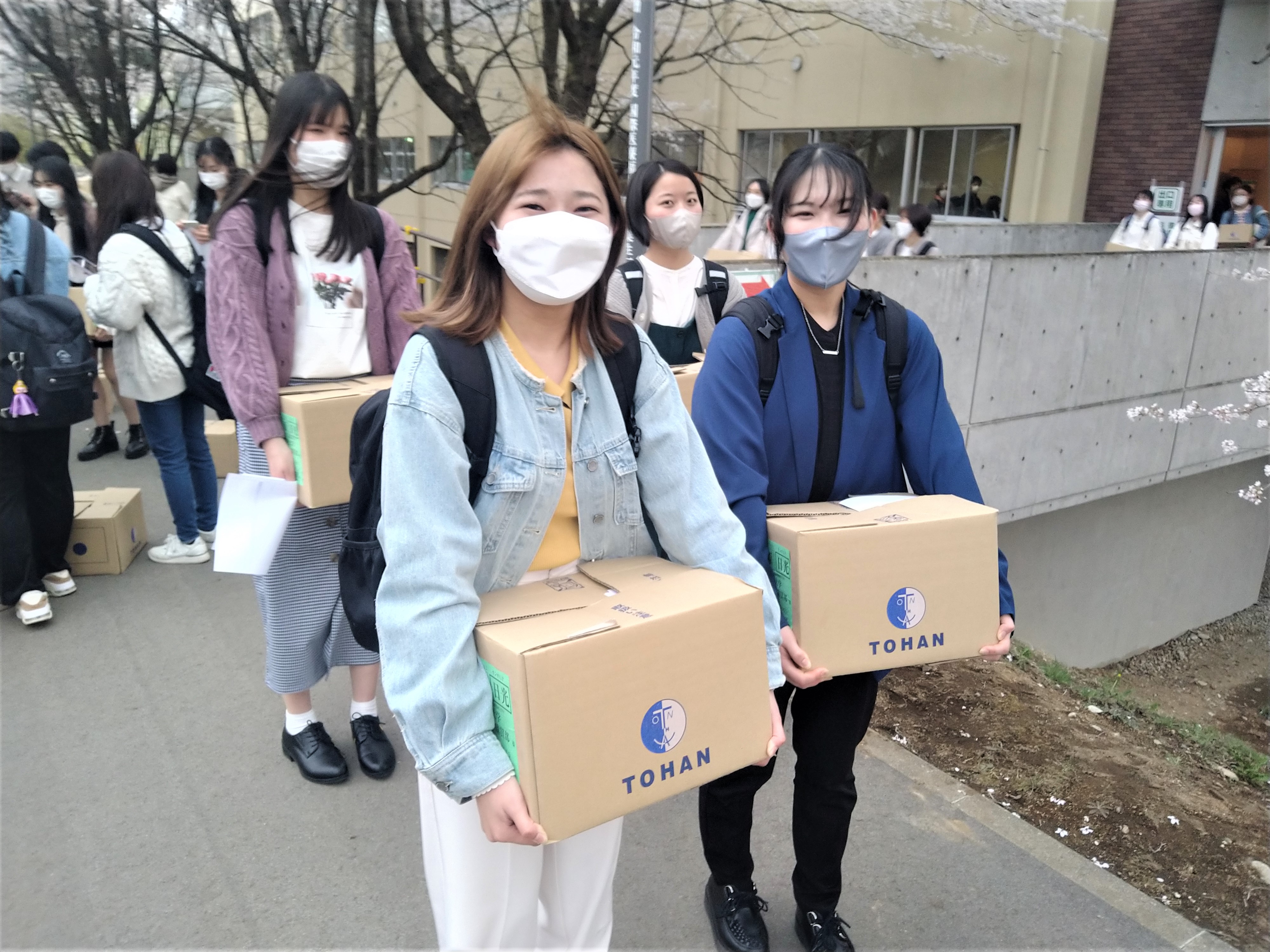 国際医療福祉大学 大田原キャンパス 明日からの授業開始を控えた今日 1年生にとって入学後初めての力仕事 となる教科書配布がありました なぜ力仕事かと言うと 大学の教科書は重いんです それをみんな箱で持ち帰りました でもどこか楽しそう 偶然近くに