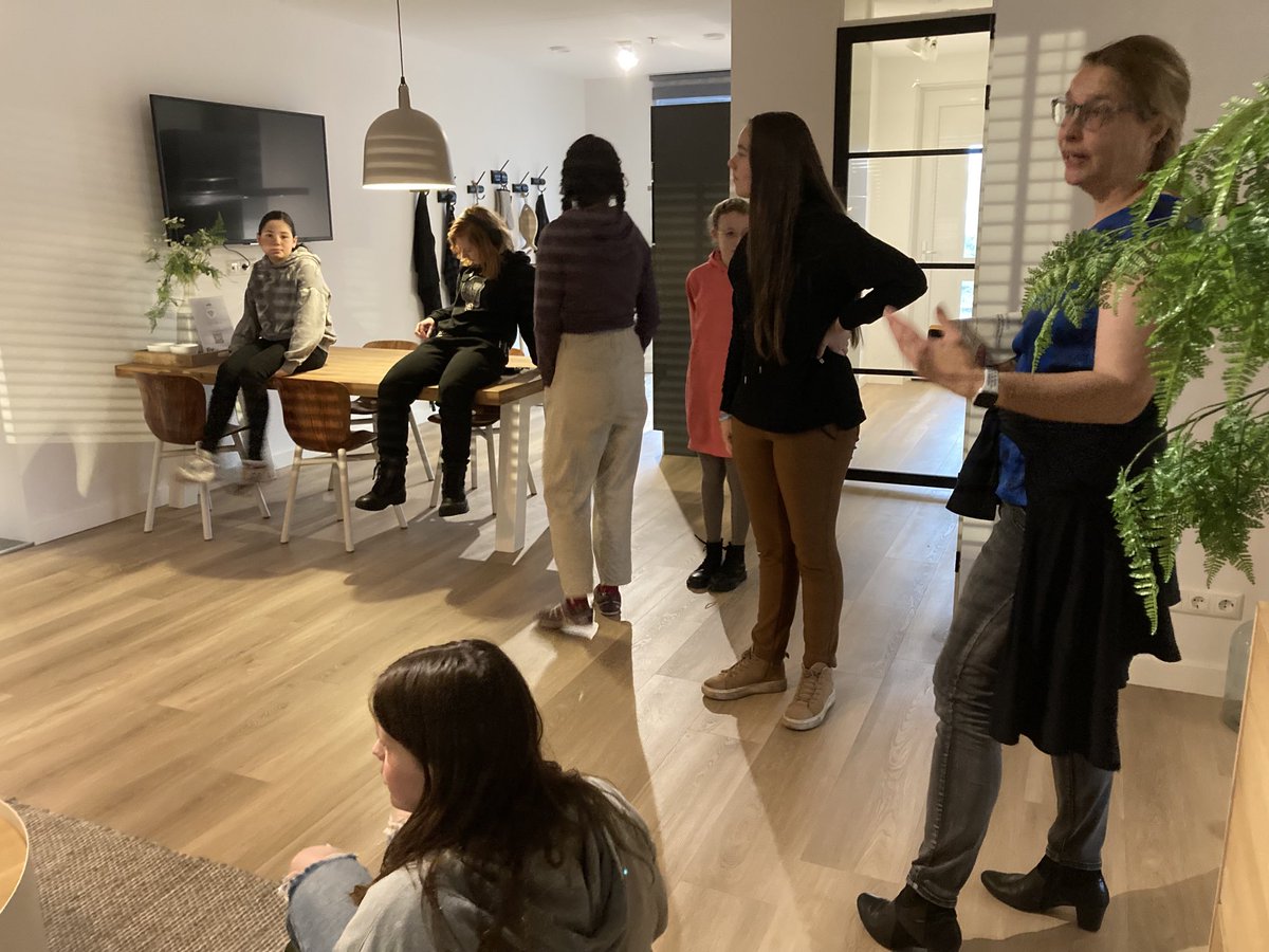 ⁦<a href="/Trebbe1911/">Trebbe</a>⁩ leidt meiden rond in ons woonbelevingscentrum LIV in Nijmegen. #Girlsday2022