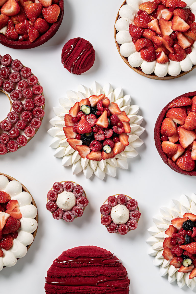 cyril_lignac's tweet photo. #lapatisseriecyrillignac #sainttropez #tarteframboise #pavlova #entremetsframboise https://t.co/t9n6bxafRw