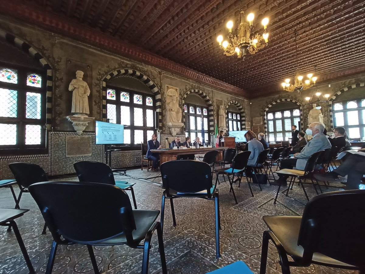 GiuliaPrior's tweet photo. Giornata super interessante a tema #Artico, nello sfondo dell'impressionante Sala del Capitano di Palazzo San Giorgio. Grazie a tutti i relatori e a @leoparigi per questa bellissima edizione di #ItaliaChiamaArtico.
@OArtico #ICA22 https://t.co/COShoW30kS