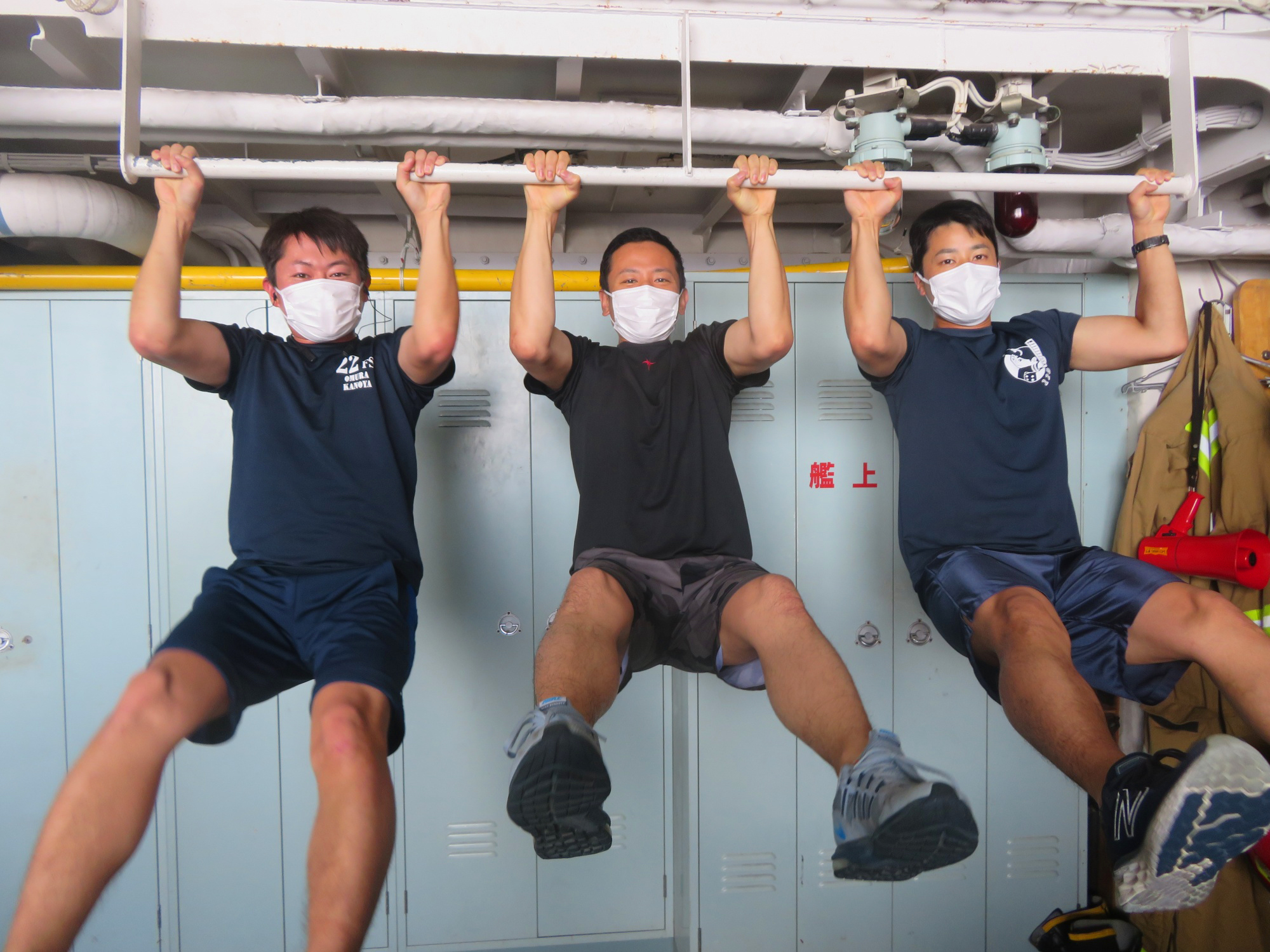 Twitter 上的 防衛省 海上自衛隊 みんなで懸垂 海上自衛官が毎年行う 運動能力測定 の種目の１つです 本番に向けて 隙間時間で艦上筋トレ すずつき 懸垂 運動 筋トレ 艦トレ 海自70周年 艦つい 守る未来つなぐ海 T Co Zks5k1etai Twitter