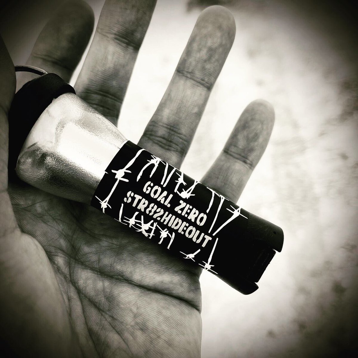 spinach100106's tweet photo. 💀LUシール《有刺鉄線柄》💀

goal zeroカスタムステッカー

baseにて4月9日am10時より販売❗️

某海外zombieドラマ好きの人には是非貼って頂きたいです❗️

配色2種類各1枚計2枚1setです。
https://t.co/e9fdFdACOP https://t.co/ZSARE12Vam