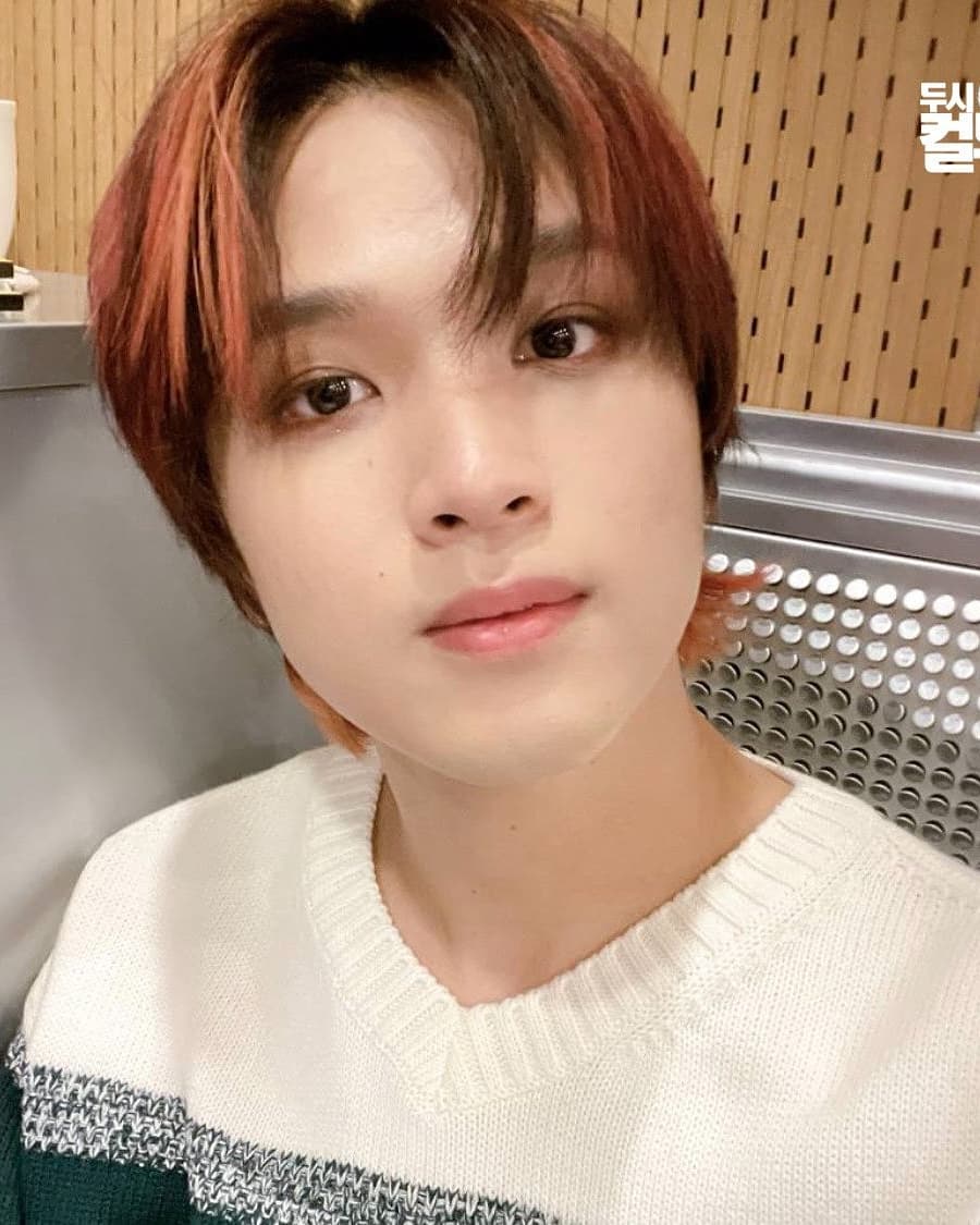 Ayuantik_'s tweet photo. Mahae's first selca in new hair 🥹🫶♡♡♡ #mark #haechan #markblue https://t.co/d9ntTlm3Nk