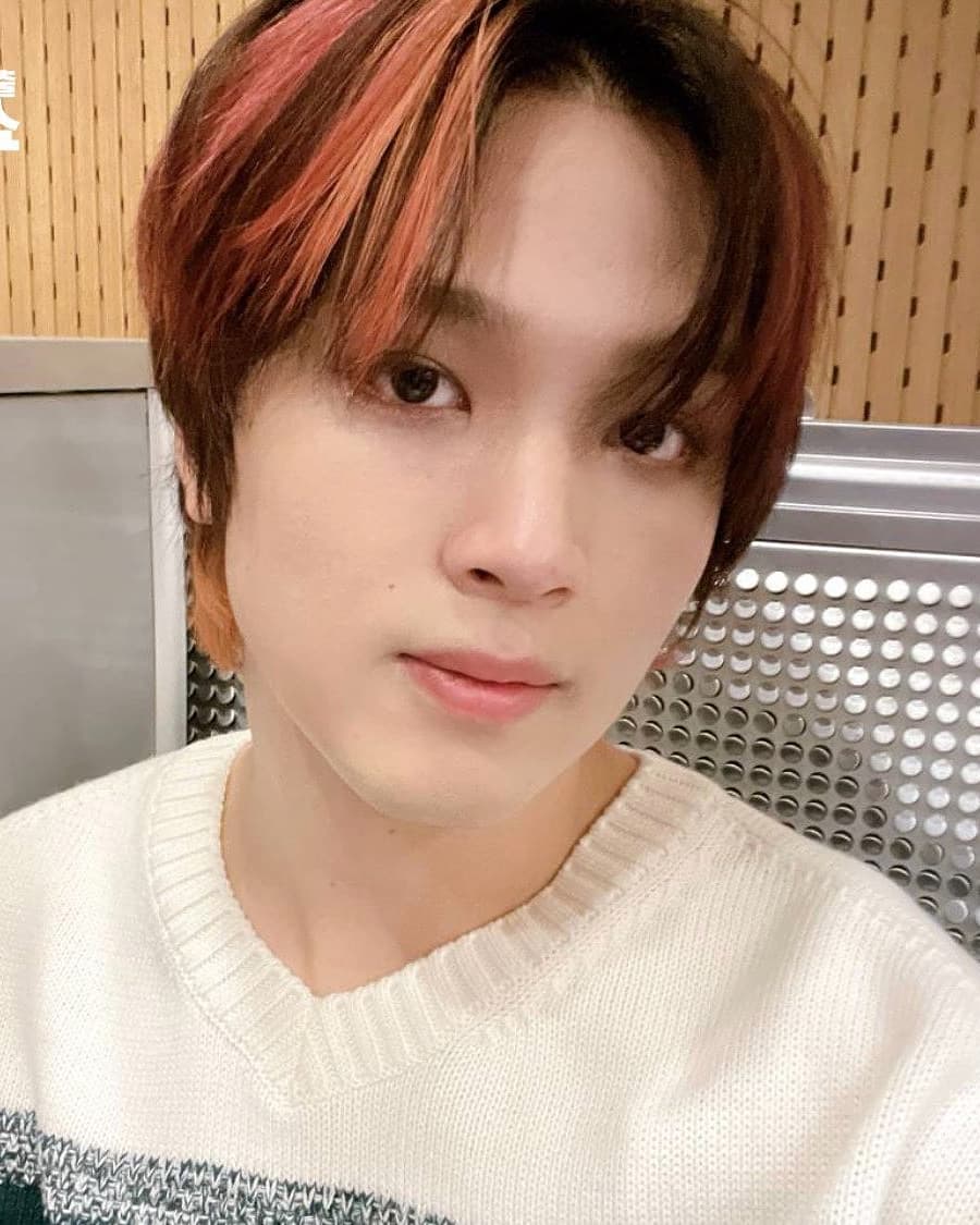 Ayuantik_'s tweet photo. Mahae's first selca in new hair 🥹🫶♡♡♡ #mark #haechan #markblue https://t.co/d9ntTlm3Nk