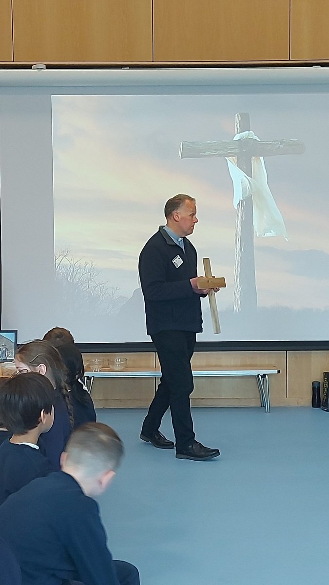StThomasHeaton's tweet photo. #RE #4VS #4LP #4MP
Reverend George and Reverend Katie talked to Year 4 about how the cross is not only a symbol of suffering but also of hope. https://t.co/wZggBtgLar