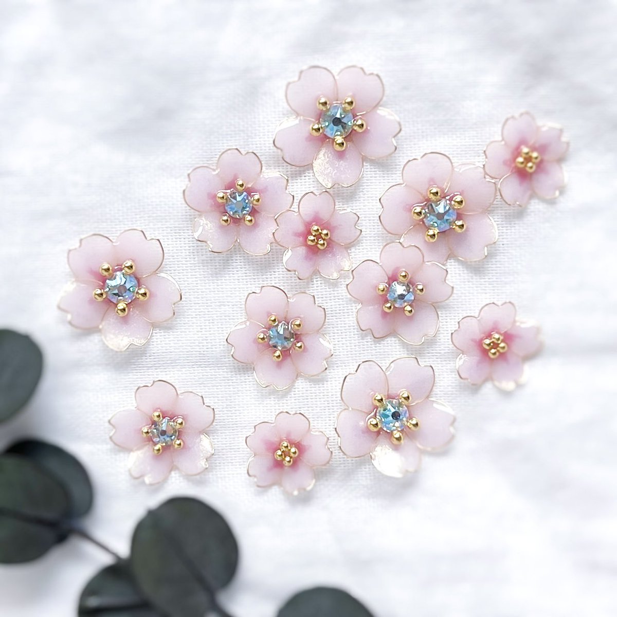 handmade_licht's tweet photo. 桜満開🌸𓂃 𓈒𓏸
本物の桜はもうすぐ終わっちゃうけど、耳元や指元で桜を咲かせて楽しんでほしいな⸜ ♡ ⸝ https://t.co/8a8onxWQGN