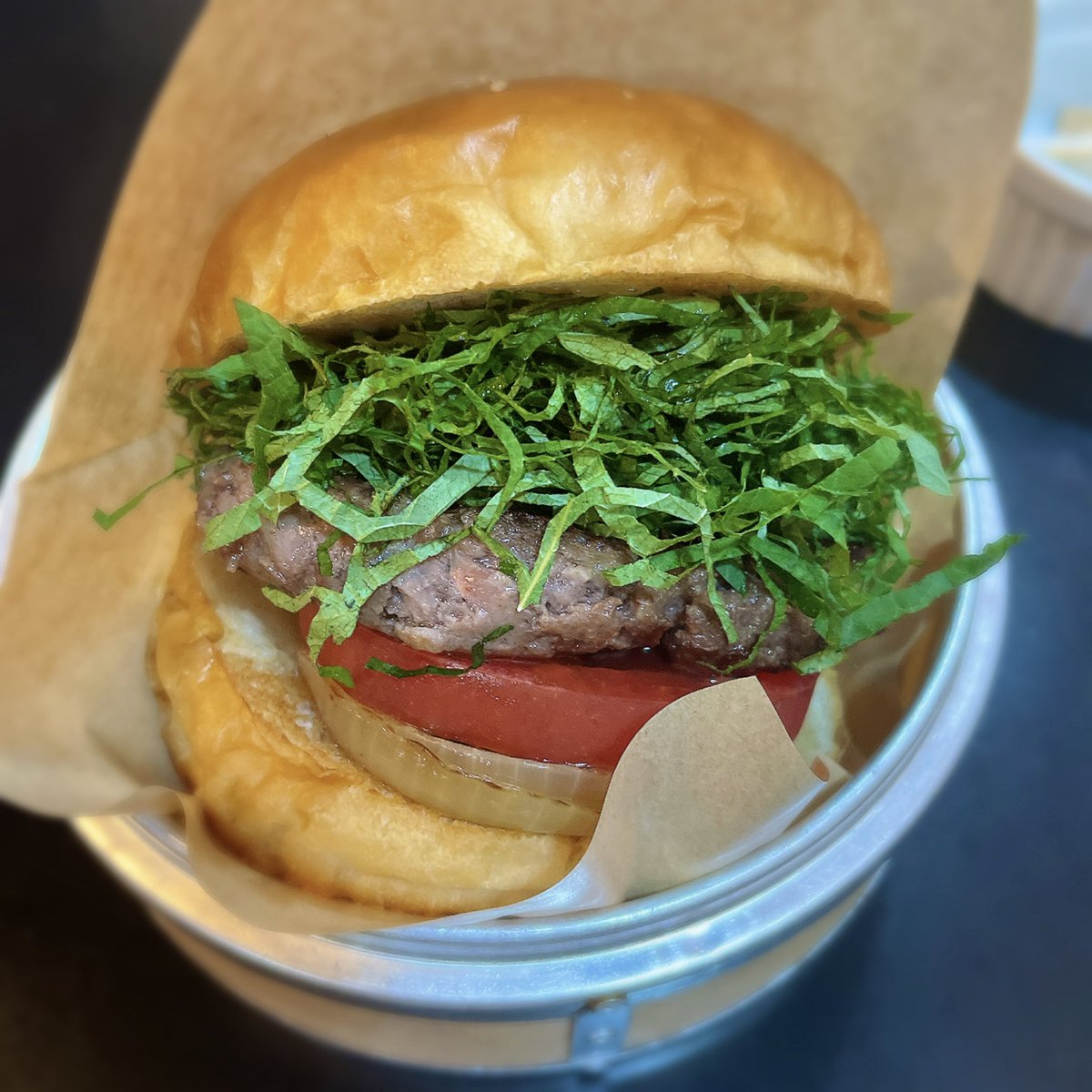 harenchi_dead's tweet photo. 紫蘇バーガーと惑星(デザート)食べてきた!
見た目意味わからん可愛さだった!持ってきてくれた時ドライアイス焚かれてた🪐࿐✩.*˚
#喰らえ
#MIDfuture https://t.co/WsHJzaCcZv