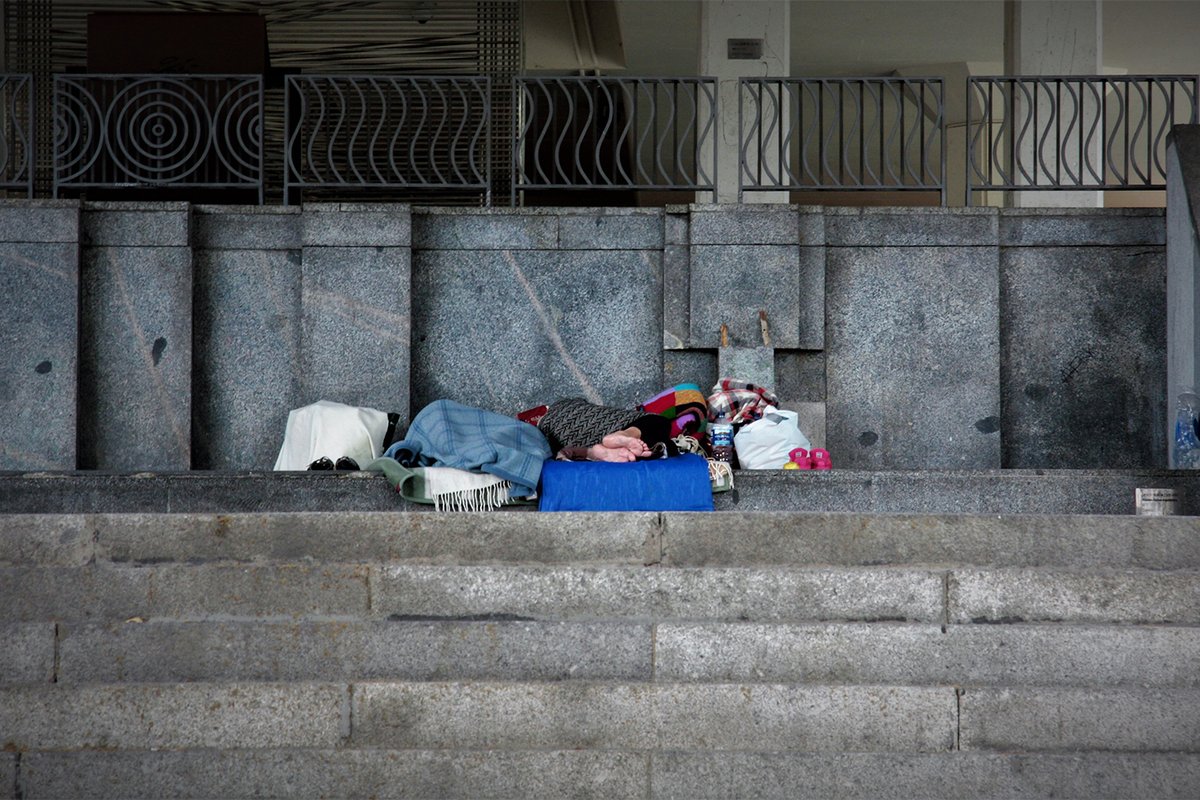 La_Directa's tweet photo. #EXCLUSIÓ | Entitats socials condemnen l'ordenança d'#Alacant que prohibeix el treball sexual, dormir al carrer o la venda ambulant https://t.co/rU95cu7u0q Denuncien que el reglament criminalitza encara més la pobresa i normalitza els delictes d'odi. Per @miriamfd28 #DirectaPV https://t.co/o6qC9NyOeq