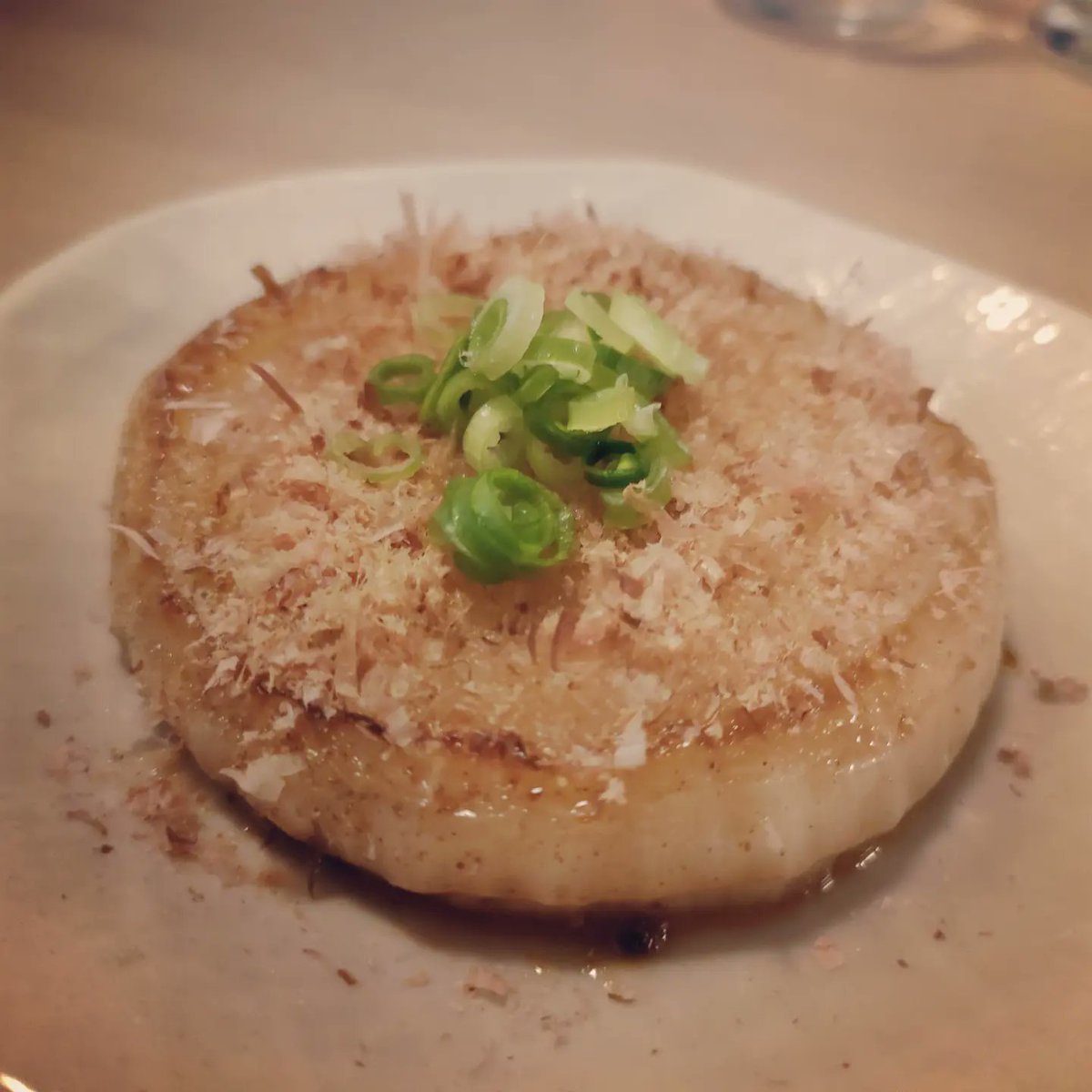 SAKEBUZZ1's tweet photo. 暖かい日が続きようやく人の流れも戻って参りました✨
日本酒の回転も改善し、少しずつ入荷も増やす事が出来ております🍶
春の新玉ねぎや早生キャベツを使ったおつまみも好評をいただいております🙇

本日も皆様のご来店心よりお待ちしております！ https://t.co/eBzobcADe9