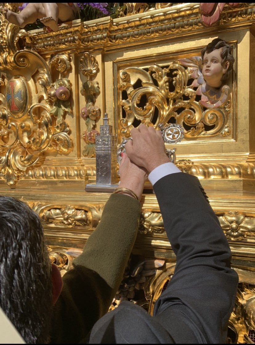 Hdad_cautivoPaz's tweet photo. COMUNICADO. Se informa que se llevará a cabo sus tradicionales LEVANTAS DE HONOR como es costumbre  EL JUEVES SANTO a las 11:30 en la casa Hermandad. D José Manuel Raya en el paso de Ntro Padre Jesús Cautivo y Dña. Isabel Grao en el paso de Ntra Sra de La Paz. https://t.co/jT4oRP3y2F