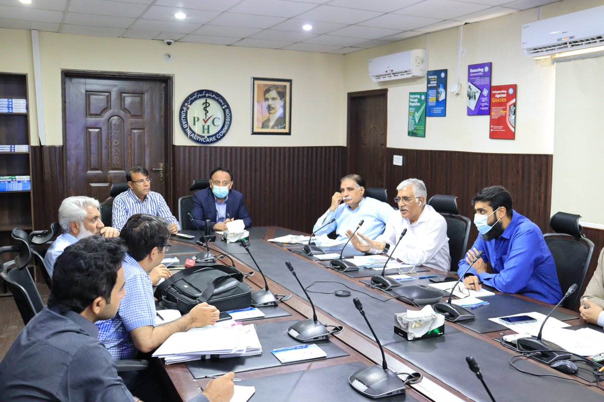 PHC_Punjab's tweet photo. تاکہ لائسنس دینے کا عمل مکمل ہو سکے۔ انھوں نے یہ بھی بتایاکہ کمیشن نے ہسپتالوں میں مریضوں کی صحت اور سلامتی پر براہِ راست اثر انداز ہو نے والے چند  مزیدمعیارات ترتیب دیے ہیں اور ان پر عملدرآمد بھی کروایا جا رہاہے۔ https://t.co/c1LRznwb7o