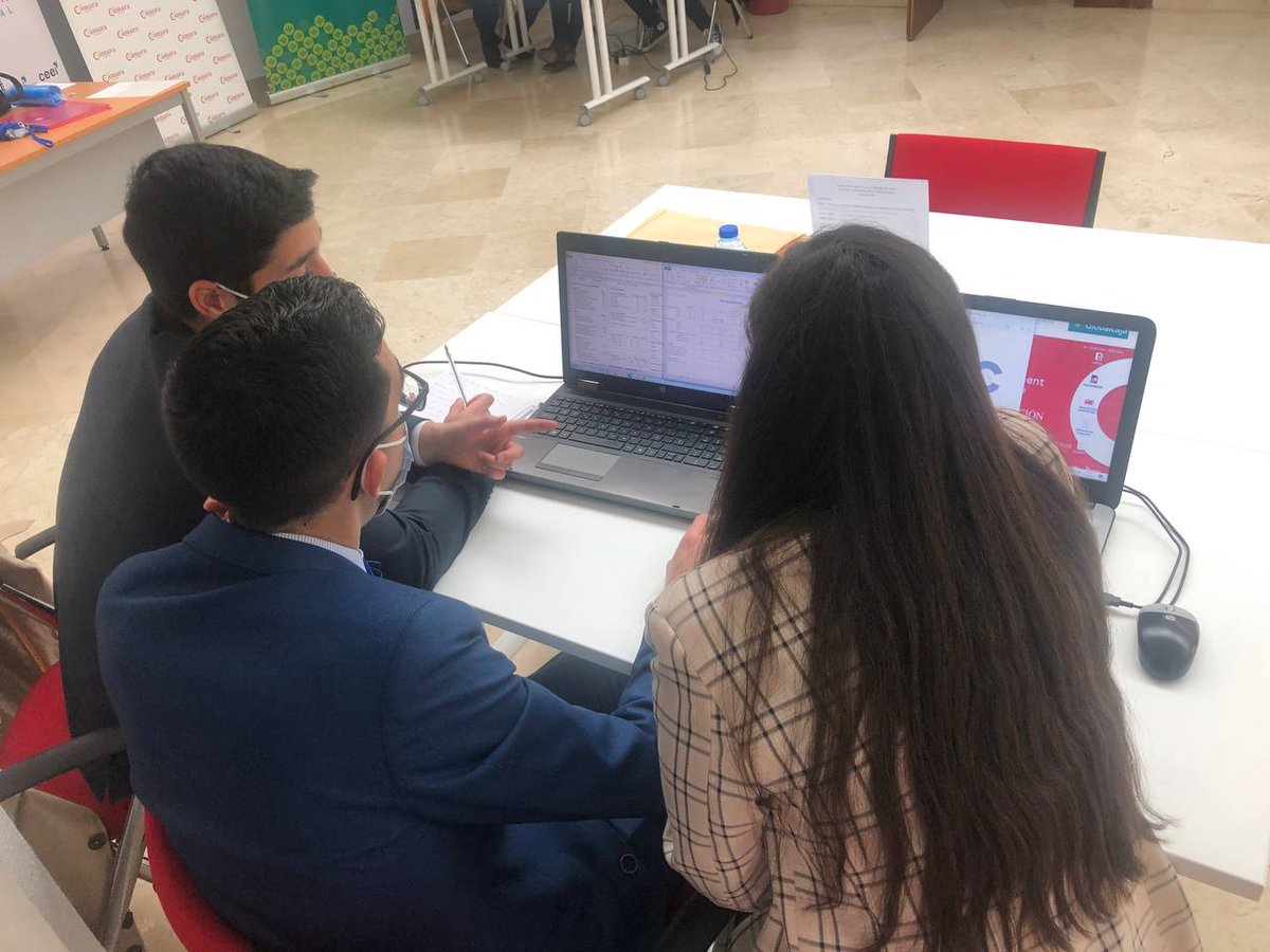 GMC_Spain's tweet photo. ESPab está formado por Rubén Parra Vargas, Nuria López Rodríguez y Francisco Alejandro Alfaro Lorenzo. Estudiantes de Administración y Dirección de Empresas en la @uclm_es. Todo depende de hoy, si consiguen hacer que su empresa sea la mejor pasarán a la Final Nacional. 
SUERTE https://t.co/Mgktht8KNm