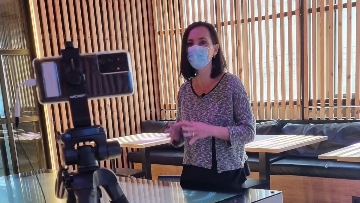 HosteleriaLeioa's tweet photo. Hoy nos ha visitado la televisión pública de Rumanía 💪
La escuela cada vez en más lugares del mundo!! 🌎
Gracias @dobrescu_oana!! ✨
#hostelerialeioa #leioa #tvr1 #television #reportaje #fpeuskadi #formacionprofesional https://t.co/5UBPOY2sUp