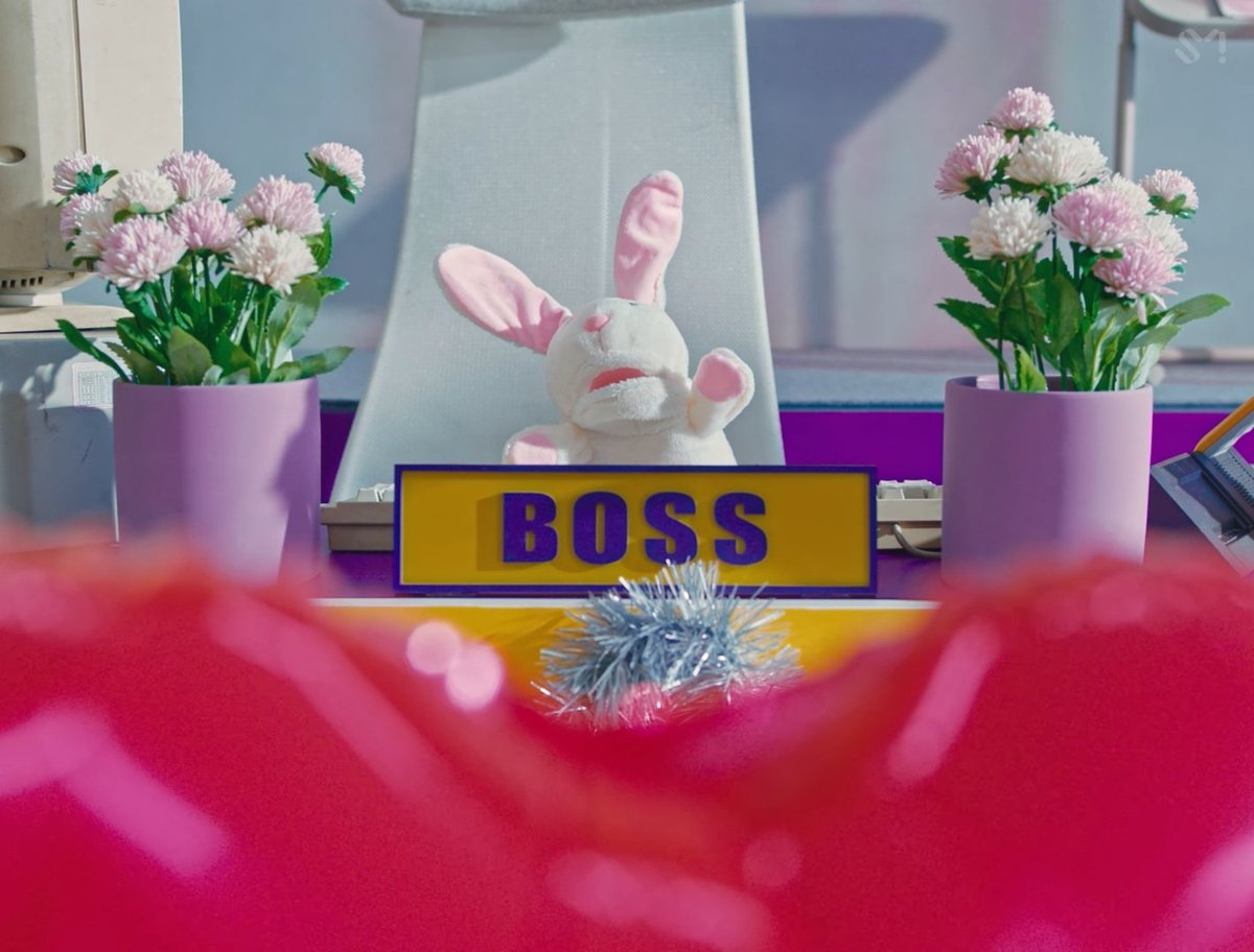 Hurdle MV'si sonundaki tavşan ve "BOSS (patron)" detayı 🤭😎

#SUHO_GreySuit #SUHO_Hurdle #HURDLE