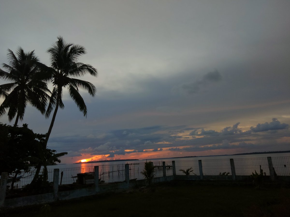 Zulham_c6's tweet photo. selamad berbuka puasa Papua barat
#senja #lembing https://t.co/0EGvI8qJLR