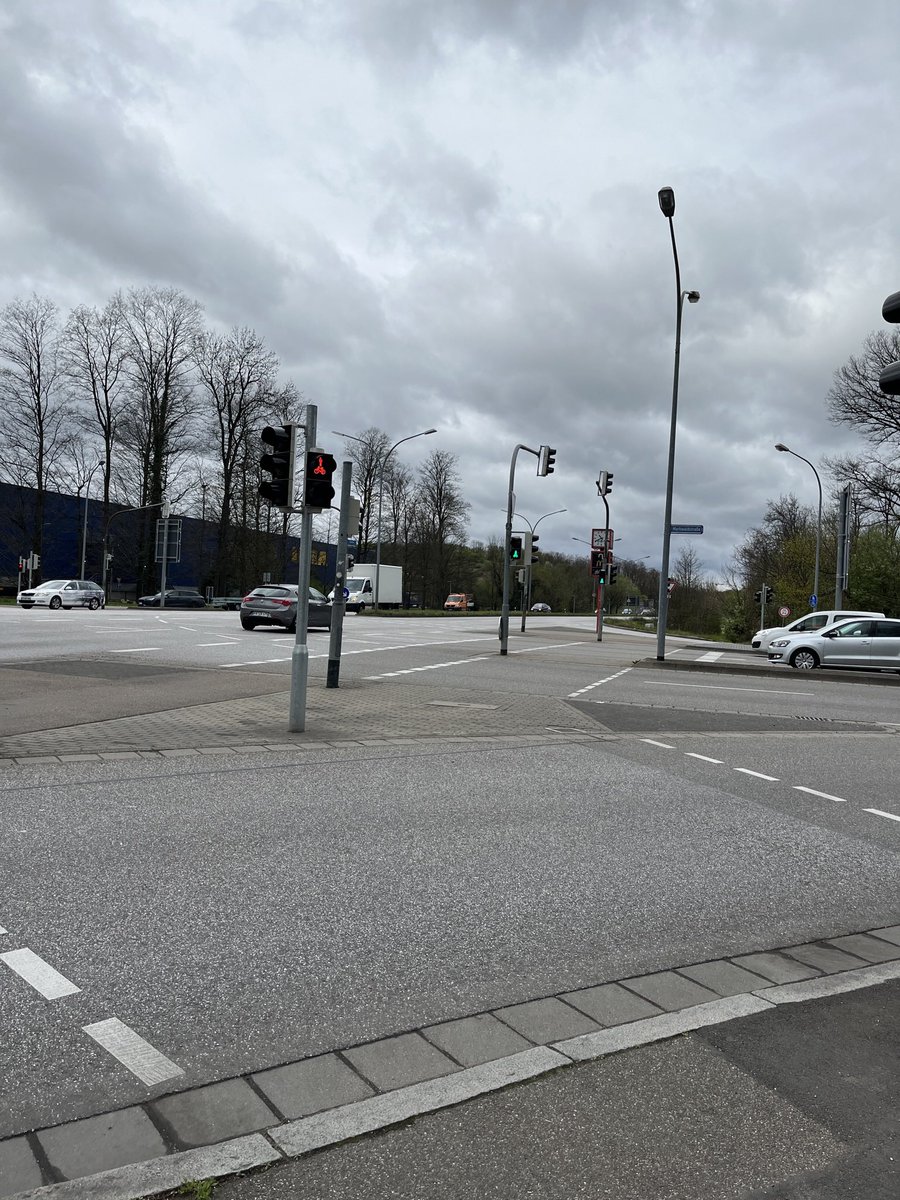 rademanze's tweet photo. @FR_Entscheid @freiburg Um diese Kreuzung als Radfahrerin zu queren, muss ich  dank der #Bettelampeln dreimal auf ein grünes Signal warten. Wäre das Signal für #Fußgängerinnen und #Radfahrerinnen automatisch grün, wäre meine Wartezeit deutlich kürzer. Warum diese Benachteiligung? https://t.co/zqd4FjGJtR