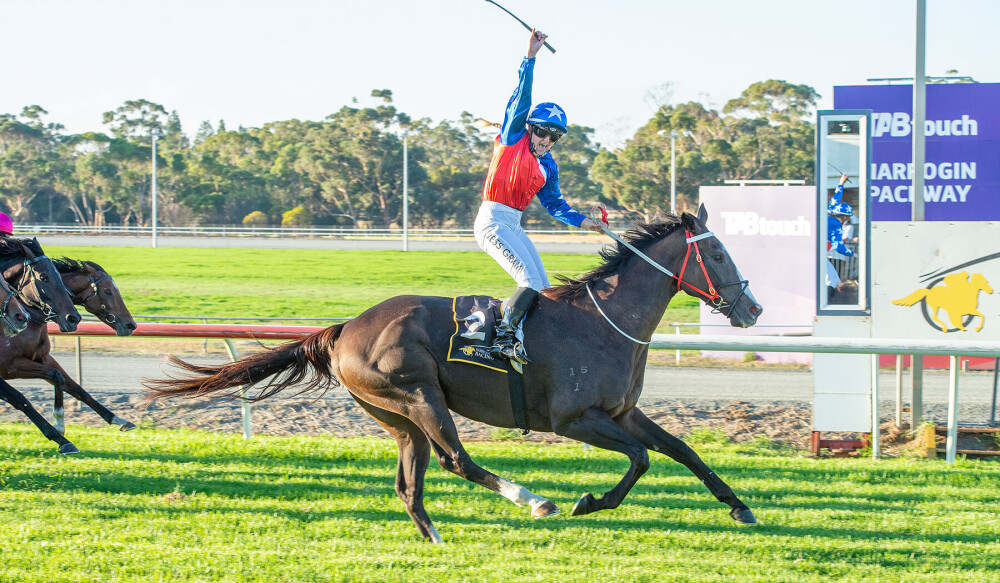 The style of win 🤝 The salute  

#NarroginCup🏆