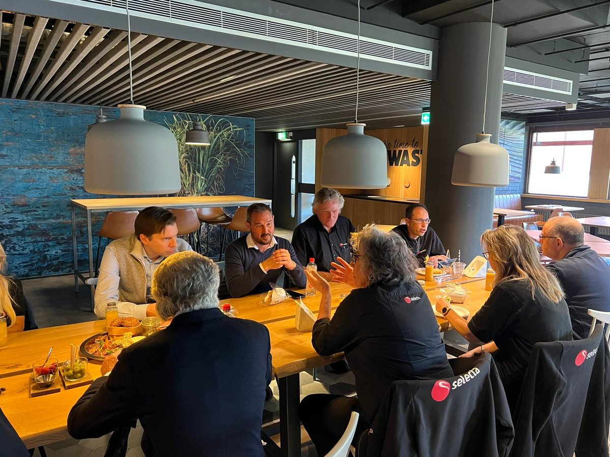 Selecta_uk_'s tweet photo. Last month we celebrated Selecta's first #Principles Day!

Our teams got into the field to work together and give feedback about what works and where we need to improve. 

It's amazing seeing our people come together, proudly providing Joy to go. 

#JoyToGo #oneteam #teamwork https://t.co/Razx6Ixzgg