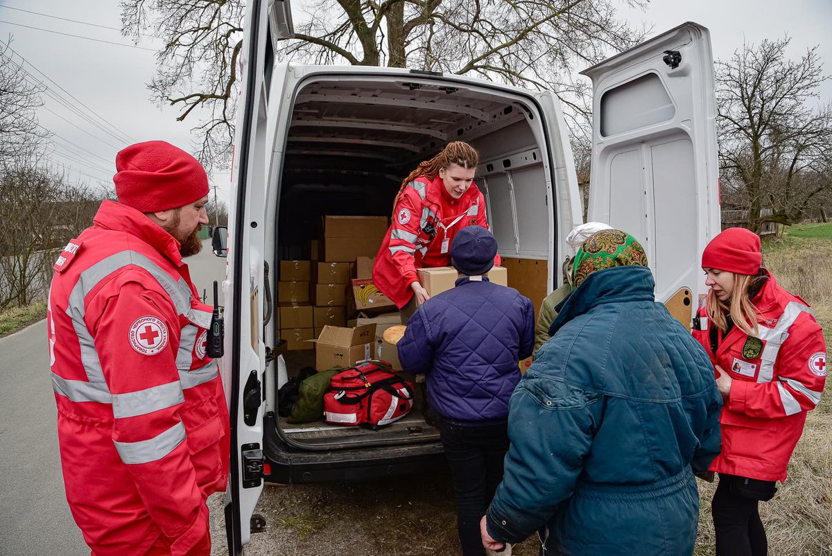 RedCrossUkraine's tweet photo. The Ukrainian Red Cross delivered 350 food kits, 500 breads, hygiene items &amp; necessities to the villages of the Kyiv region.
👉Ozera, Lubyanka, Gavrylivka, Tarasivshchyna, Rykun, Dymer, Katyuzhanka, Abramovka, Savenky, Zdvizhivka, Berestyanka, Shibene, Borodyanka, Gostomel, Bucha https://t.co/FkoSDgxLUu