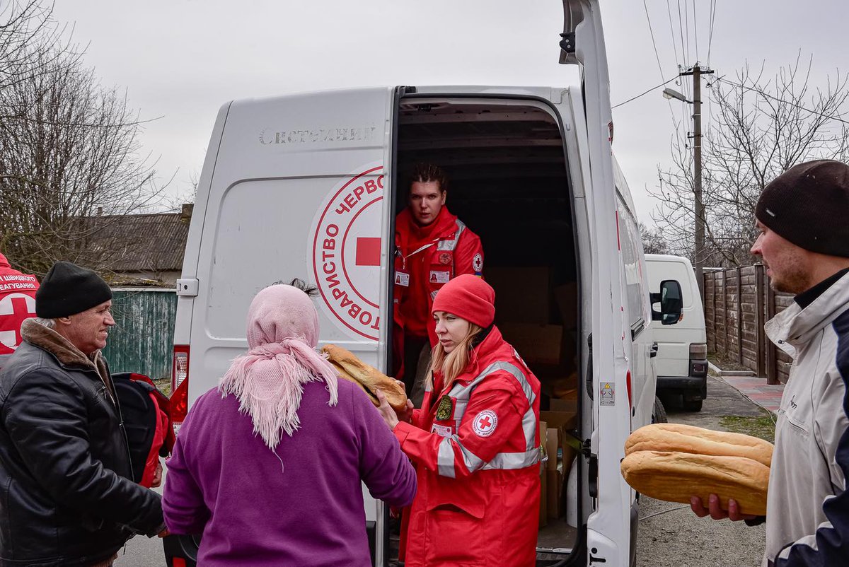 RedCrossUkraine's tweet photo. The Ukrainian Red Cross delivered 350 food kits, 500 breads, hygiene items &amp; necessities to the villages of the Kyiv region.
👉Ozera, Lubyanka, Gavrylivka, Tarasivshchyna, Rykun, Dymer, Katyuzhanka, Abramovka, Savenky, Zdvizhivka, Berestyanka, Shibene, Borodyanka, Gostomel, Bucha https://t.co/FkoSDgxLUu
