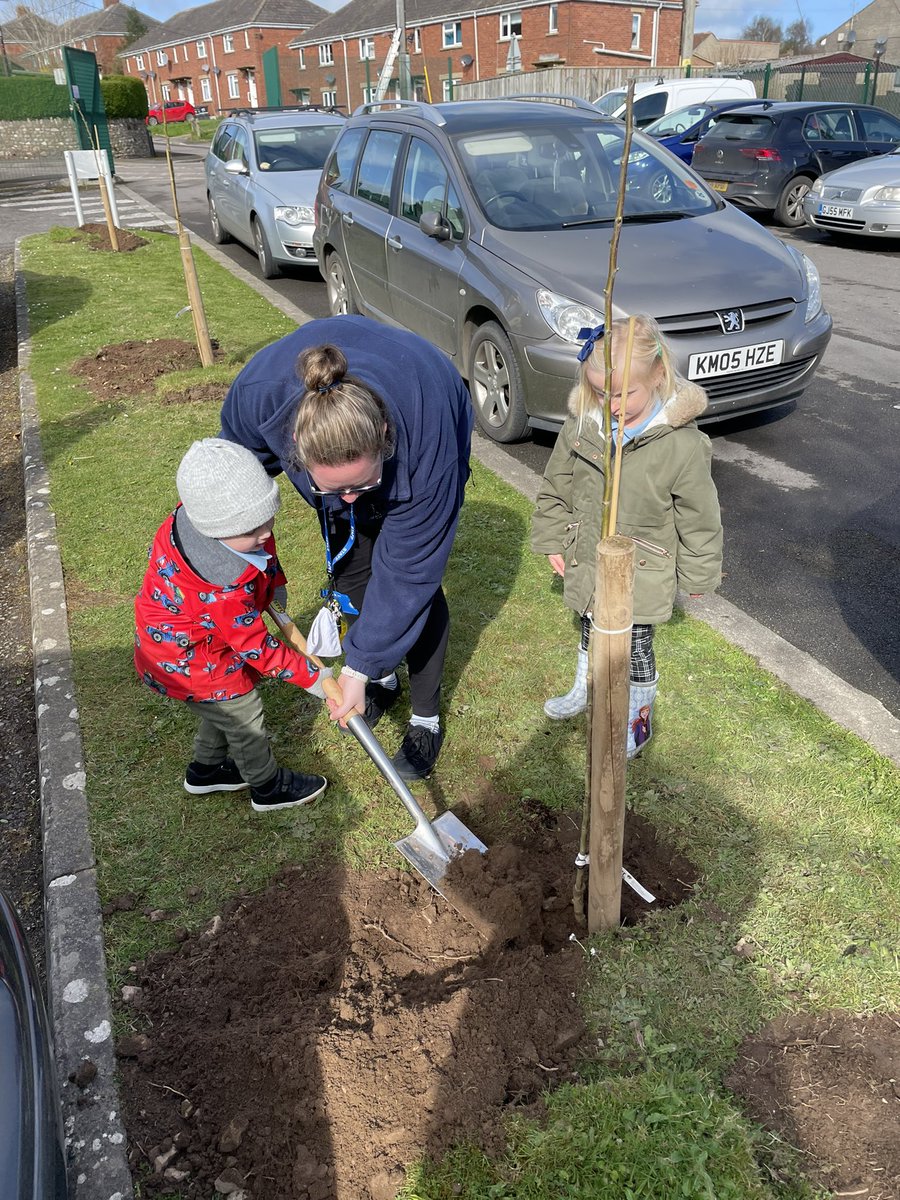 ManorCourtEYC's tweet photo. Two of our children helped Stacey and the older children in the school to plant more trees for the jubilee today. #queensgreencanopy #plantatreeforthejubilee https://t.co/qAZ4VTqZ5O