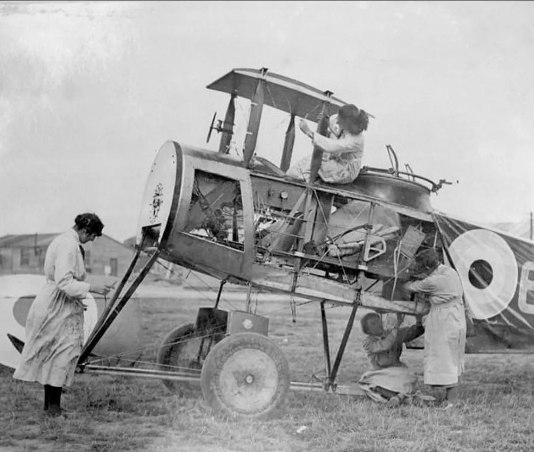 janeyellene's tweet photo. Air mechanics of the Womens Royal Air Force(WRAF) working on the fuselage of an Avro 504 aircraft during World War One. https://t.co/Xyc027MrLZ