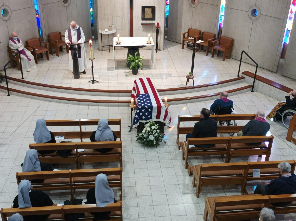 DiocesedeBayeux's tweet photo. Lundi 4 avril,  il y avait les obsèques d’une petite Sœur des Pauvres de la communauté de Caen, 102 ans. Un événement normal ordinaire. Ce qui l’était moins,  c’est  que le cercueil était recouvert du drapeau américain et que 3 femmes américaines militaires le suivaient . https://t.co/ITozakts02