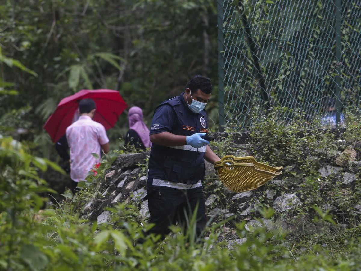 redzuanNewsMPB's tweet photo. Rangka budak perempuan 5 tahun ditemui di kawasan belukar berhampiran tangki air di Taman Bukit Zamrud, Seremban.

Ia dipercayai ada kaitan dgn 3 suspek  ditahan berhubung kes penemuan mayat wanita tanpa identiti dalam gaung di KM 14 Jalan Bukit Putus, 20 Mac lepas : KPD Seremban https://t.co/tsieuwDHT9