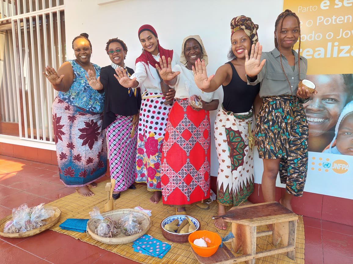UNFPAMocambique's tweet photo. “Mulher Moçambicana é o simbolo de mulher incansável apesar dos desafios do dia a dia e que sobretudo INSPIRA✨ confiança e esperança na nova geração de mulheres e raparigas 🙋🏽‍♀️👧🏽”- Maria, Ast. de Administração

Feliz Dia da Mulher Moçambicana por @UNFPAMocambique 🇲🇿✨

#stopgbv✋🏾 https://t.co/DLrqpvTMZY
