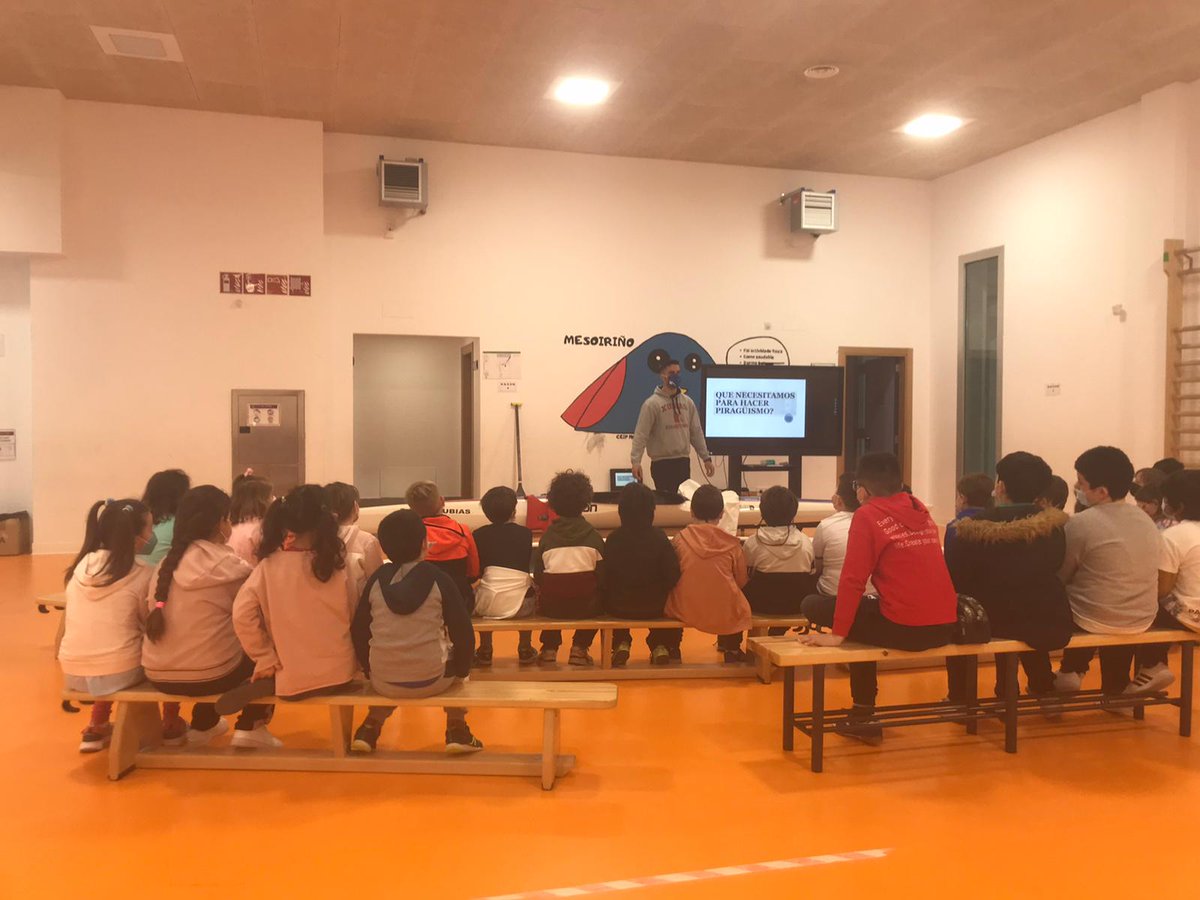 Esta mañana nos hemos echado la piragua al hombro y hemos ido hasta el cole de #novomesoiro 🚌 para contarles a los niños y las niñas de 3°,4 y 5° de primaria las maravillas de nuestro deporte ¿Habremos calado hondo en sus corazoncitos 🎣😄? 🚣💙  #concellocoruña #deportegalego