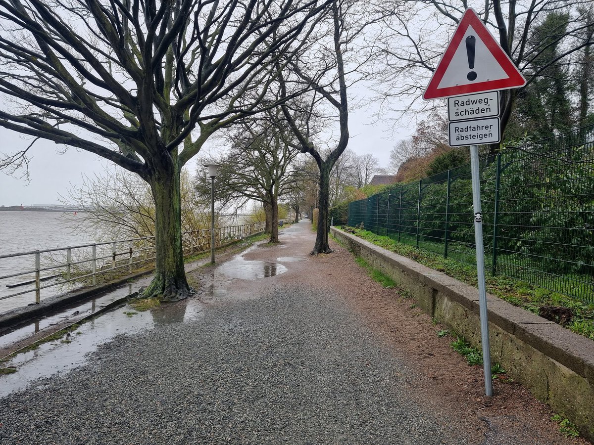 lebenswerteCity's tweet photo. Krasse Strategie: Neu eingebrachter, lockerer und grober Kies soll Radverkehr auf dem #Elberadweg zu Fall bringen. Anschließend wurden rechtlich unwirksame #Absteigen-Schilder aufgestellt. @bvm_hh Was geht ab im @BA_Altona???^ds #mointjarks @anjes_tjarks @RadwegH @ADFC_Hamburg https://t.co/DuJ9wuO1v6