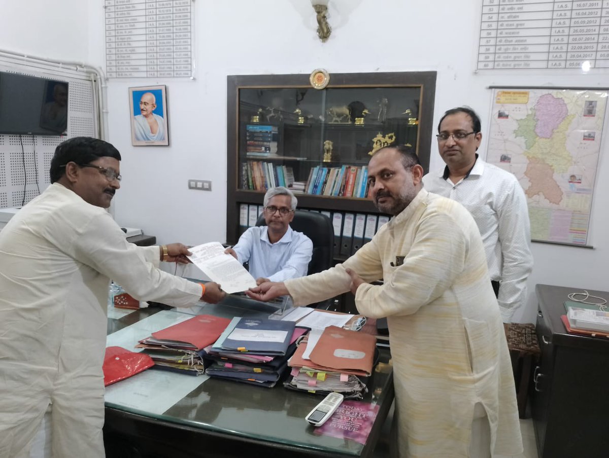 भीषण गर्मी के प्रकोप को देखते हुए परिषदीय विद्यालय के संचालन का  समय 8 बजे से 2 बजे के स्थान पर 7:30 बजे से 12 बजे तक करने के लिए उत्तर प्रदेशीय प्रा0 शिक्षक संघ जनपद मुरादाबाद के प्रतिनिधि मण्डल ने जिलाध्यक्ष सर्वेश कुमार शर्मा के नेतृत्व में जिलाधिकारी महोदय से मिलकर पत्र दिया