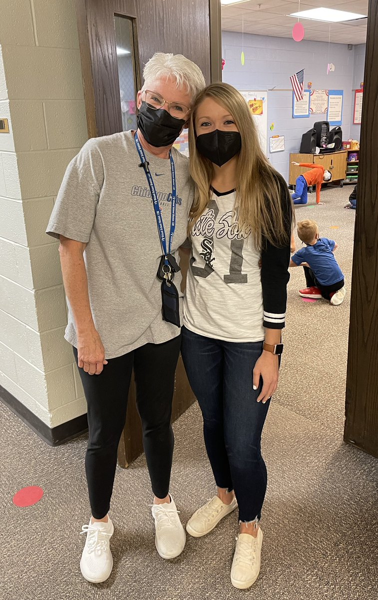 Baseball Day reveals what side of town we’re on! Our Ss and staff root for ALL Chicago teams! #osd135 <a href="/CzerwonkaAnn/">Ann Czerwonka</a> <a href="/kbidny/">Kelly Bidny</a> <a href="/schott_music/">Lisa Schott</a> <a href="/whitesox/">Chicago White Sox</a> <a href="/Cubs/">Chicago Cubs</a>