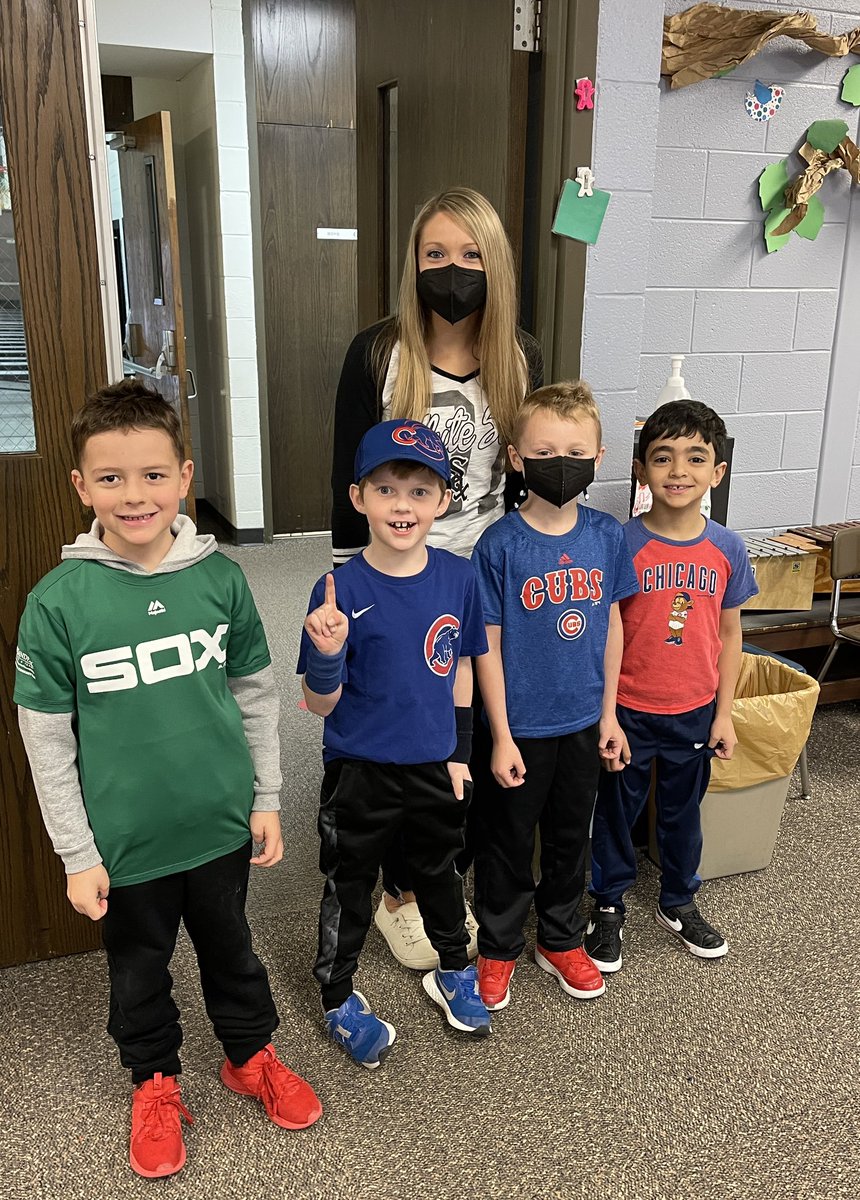 Prairie_Hawks's tweet photo. Baseball Day reveals what side of town we’re on! Our Ss and staff root for ALL Chicago teams! #osd135 @CzerwonkaAnn @kbidny @schott_music @whitesox @Cubs https://t.co/HMdk0vkqmo