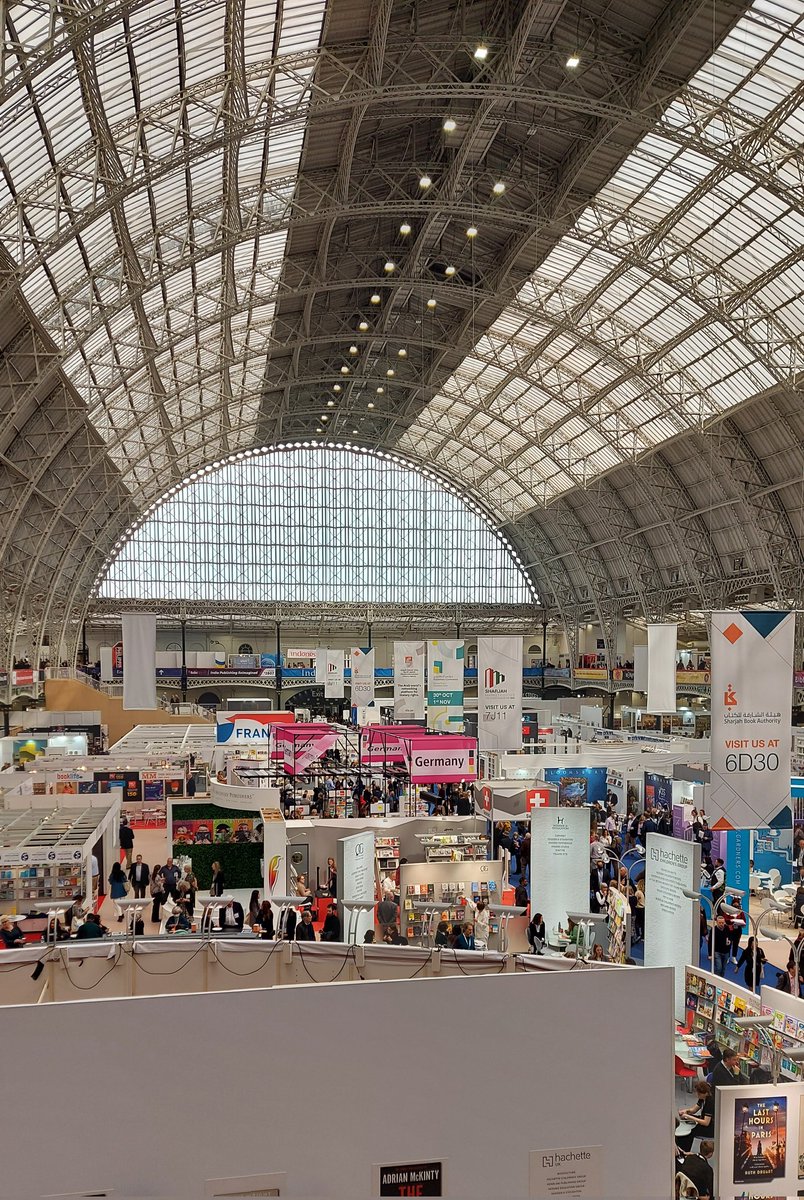 TheNakedEditor's tweet photo. I had such a fantastic time at #LBF2022! So lovely to catch up with - and meet - some truly amazing people and listen to bookish talks! https://t.co/LA5kFtInhx