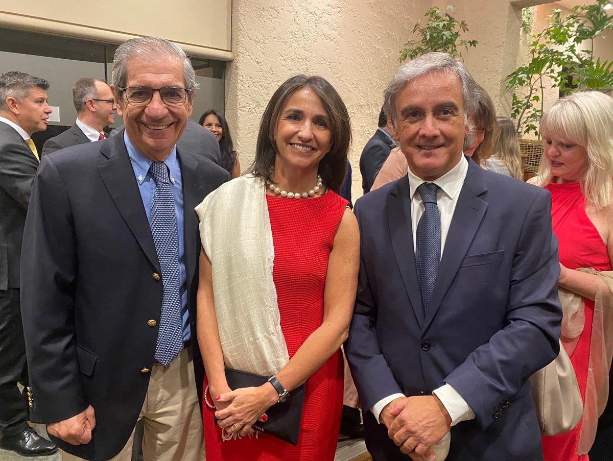 carola_cuevasm's tweet photo. 📸En la XV Premiación Empresarial de @EYChile y  El Mercurio celebrando a quienes, desde sus respectivos campos, contribuyen al desarrollo de nuestro país 

Agradecida de la invitación y una de mis últimas actividades como presidenta del @CNTVChile

Felicitaciones a los premiados https://t.co/uMyuANq7zU